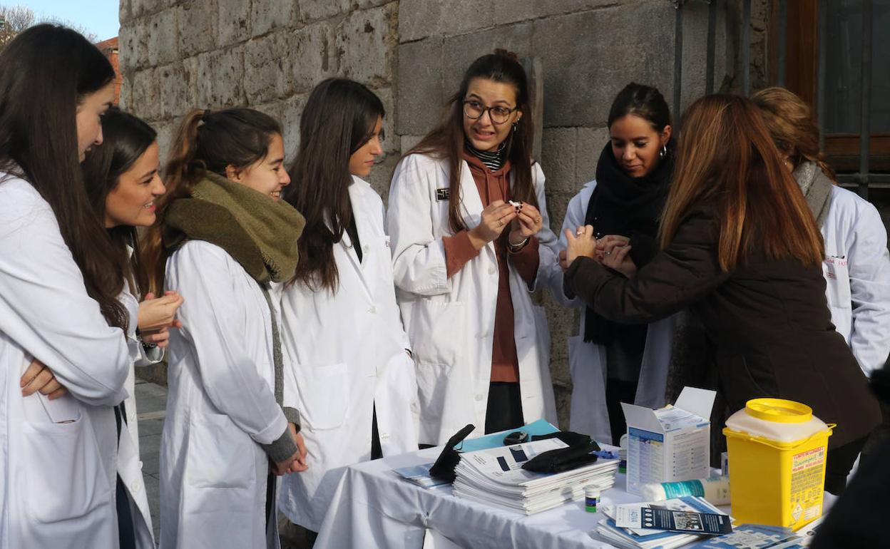 El Colegio de Enfermería, la Asociación Diabetes y la Facultad de Enfermería de Valladolid instalan ocho mesas informativas para sensibilizar a la población sobre esta enfermedad y realizar controles de glucemia.