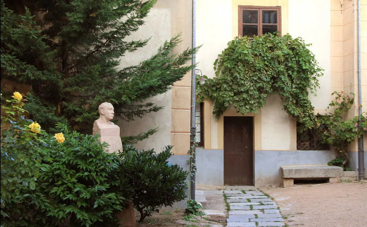 Patio exterior de la Casa-Museo de Antonio Machado en Segovia, con el busto del poeta. 