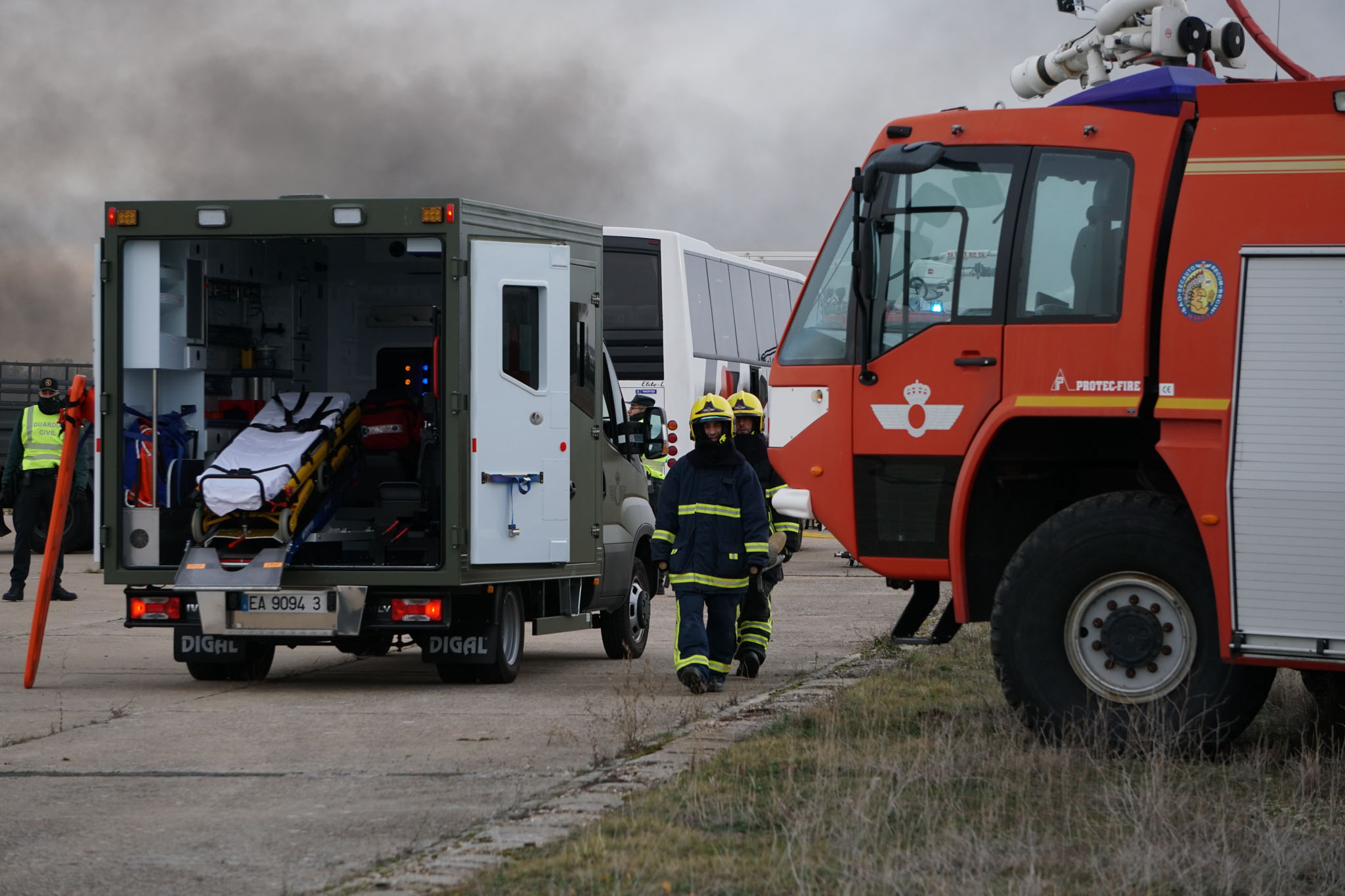 El simulacro 'VEGA 19' ha recreado el accidente de un avión de pasajeros proveniente de un país fuera del espacio Schengen que declara una emergencia por un problema en su tren de aterrizaje | Alumnos de Adventia y personal de la base aérea ejercieron como tripulantes, pasajeros y familiares