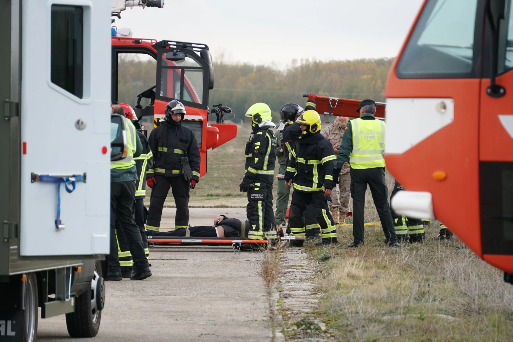 El simulacro 'VEGA 19' ha recreado el accidente de un avión de pasajeros proveniente de un país fuera del espacio Schengen que declara una emergencia por un problema en su tren de aterrizaje | Alumnos de Adventia y personal de la base aérea ejercieron como tripulantes, pasajeros y familiares