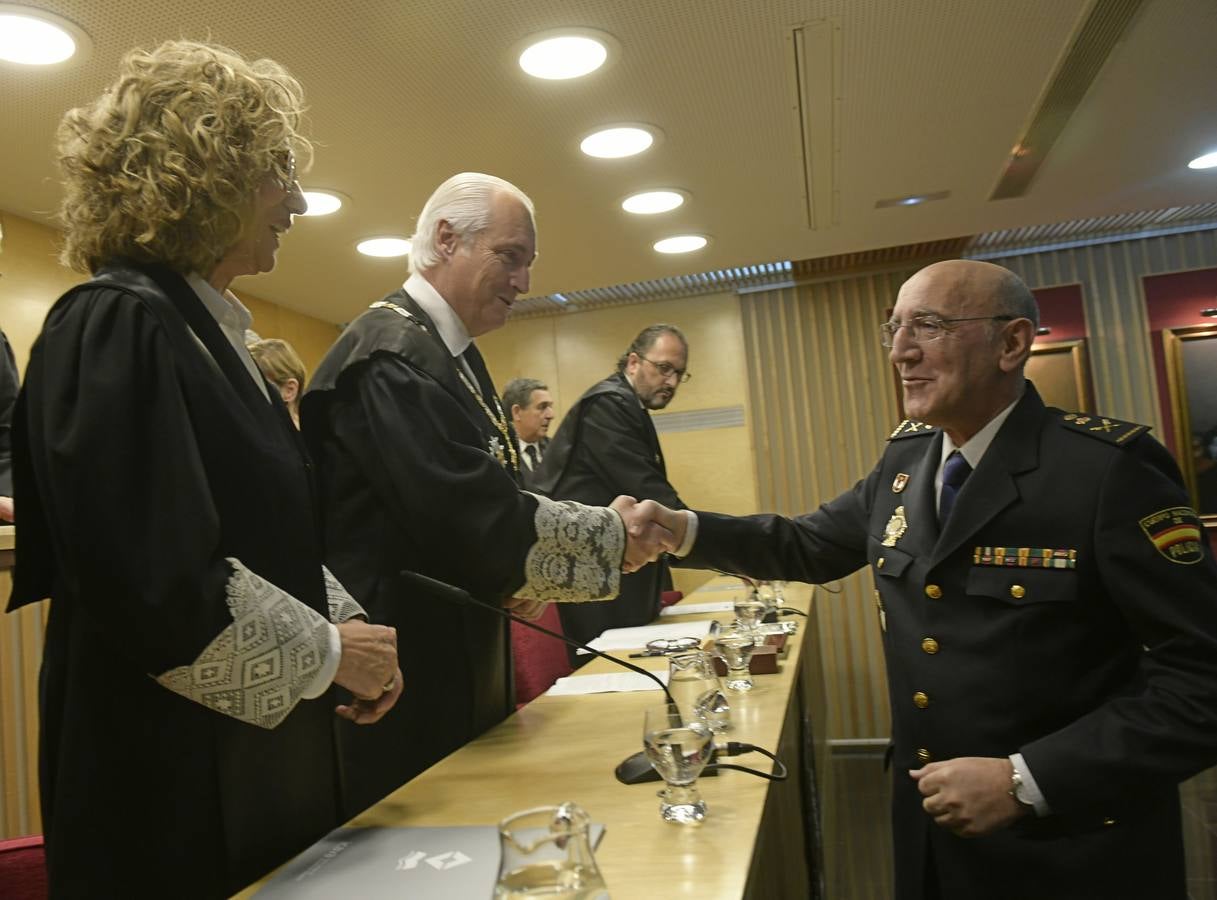 El decano del Colegio de Abogados, Javier Garicano Añíbarro, recibió de manos de la presidenta del Consejo General de la Abogacía Española, Victoria Ortega, la Gran Cruz al Mérito en el Servicio de la Abogacía | Además, se impusieron 59 insignias de plata, y las de oro fueron para Ángel Sanz Velasco y Luis Lavín | El acto concluyó con un homenaje a Blanca Montes, fallecida en julio