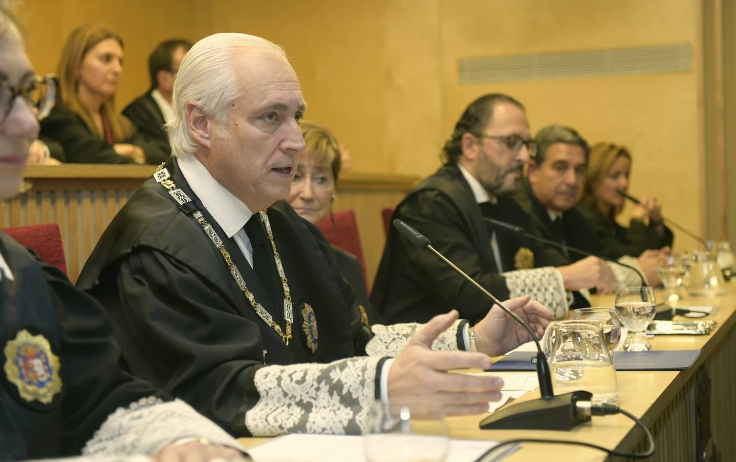 El decano del Colegio de Abogados, Javier Garicano Añíbarro, recibió de manos de la presidenta del Consejo General de la Abogacía Española, Victoria Ortega, la Gran Cruz al Mérito en el Servicio de la Abogacía | Además, se impusieron 59 insignias de plata, y las de oro fueron para Ángel Sanz Velasco y Luis Lavín | El acto concluyó con un homenaje a Blanca Montes, fallecida en julio