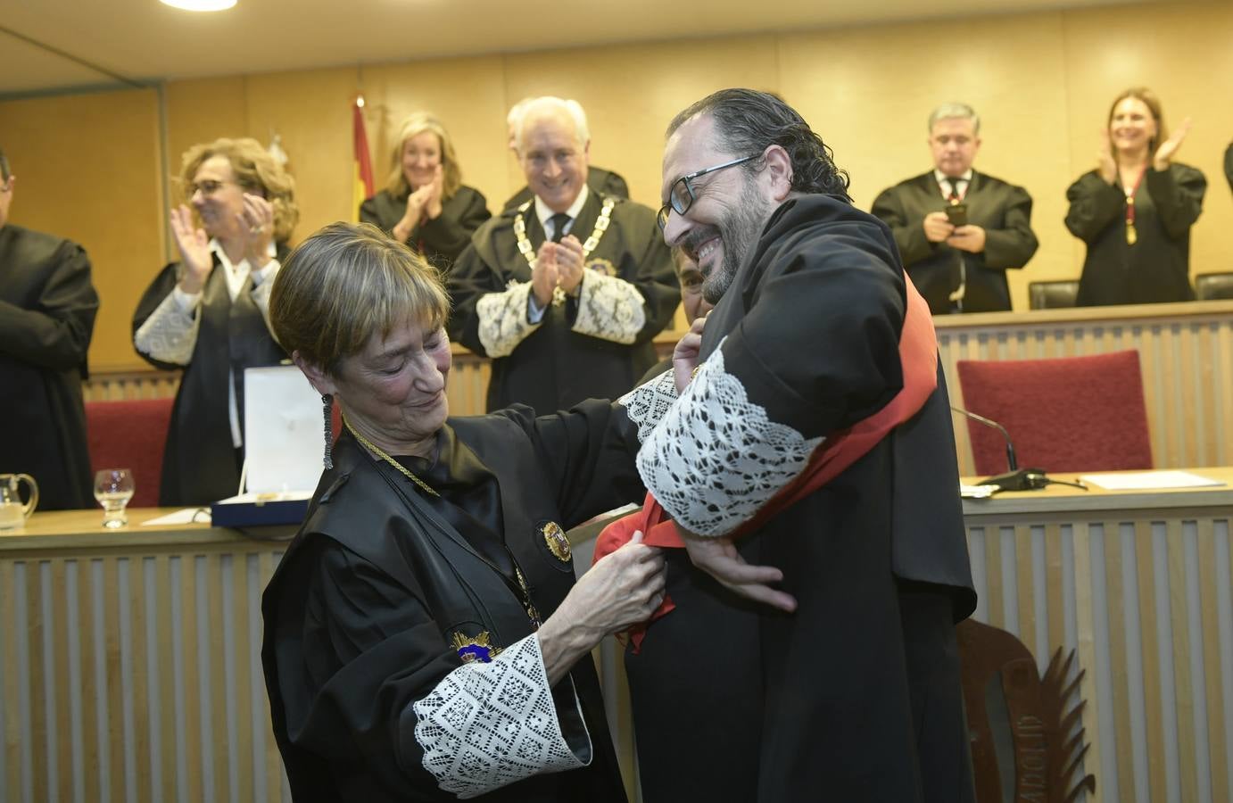 El decano del Colegio de Abogados, Javier Garicano Añíbarro, recibió de manos de la presidenta del Consejo General de la Abogacía Española, Victoria Ortega, la Gran Cruz al Mérito en el Servicio de la Abogacía | Además, se impusieron 59 insignias de plata, y las de oro fueron para Ángel Sanz Velasco y Luis Lavín | El acto concluyó con un homenaje a Blanca Montes, fallecida en julio