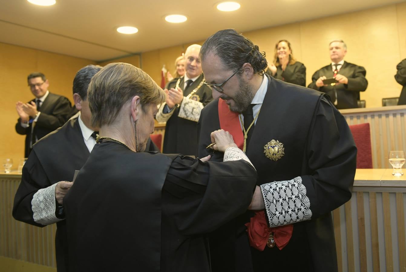 El decano del Colegio de Abogados, Javier Garicano Añíbarro, recibió de manos de la presidenta del Consejo General de la Abogacía Española, Victoria Ortega, la Gran Cruz al Mérito en el Servicio de la Abogacía | Además, se impusieron 59 insignias de plata, y las de oro fueron para Ángel Sanz Velasco y Luis Lavín | El acto concluyó con un homenaje a Blanca Montes, fallecida en julio