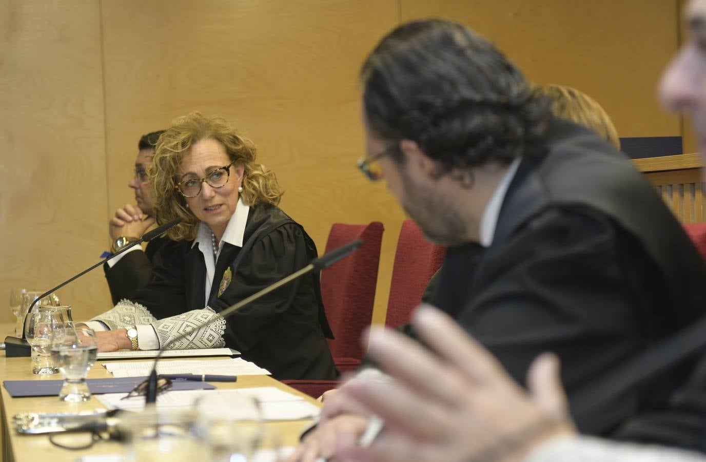 El decano del Colegio de Abogados, Javier Garicano Añíbarro, recibió de manos de la presidenta del Consejo General de la Abogacía Española, Victoria Ortega, la Gran Cruz al Mérito en el Servicio de la Abogacía | Además, se impusieron 59 insignias de plata, y las de oro fueron para Ángel Sanz Velasco y Luis Lavín | El acto concluyó con un homenaje a Blanca Montes, fallecida en julio