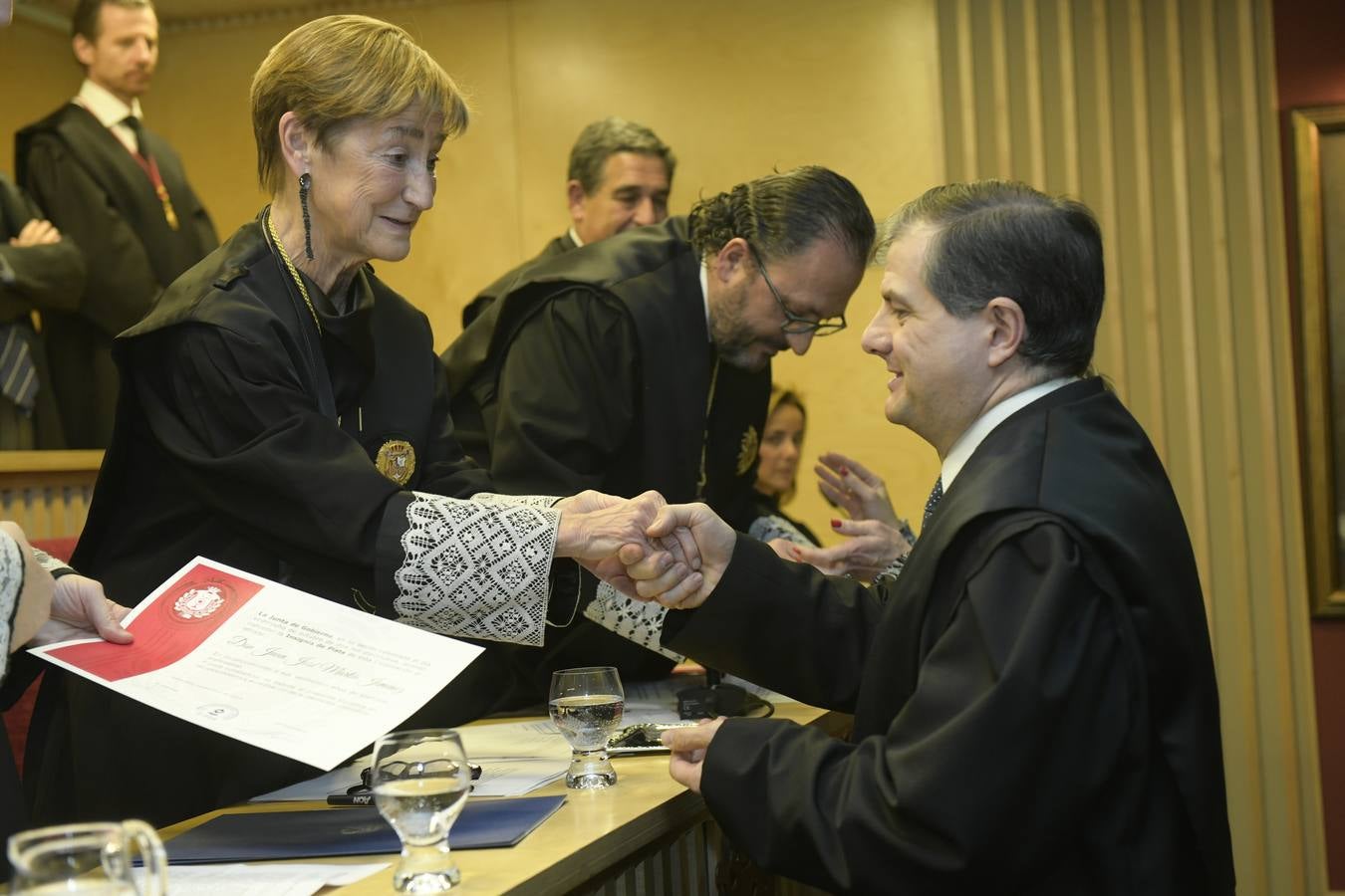 El decano del Colegio de Abogados, Javier Garicano Añíbarro, recibió de manos de la presidenta del Consejo General de la Abogacía Española, Victoria Ortega, la Gran Cruz al Mérito en el Servicio de la Abogacía | Además, se impusieron 59 insignias de plata, y las de oro fueron para Ángel Sanz Velasco y Luis Lavín | El acto concluyó con un homenaje a Blanca Montes, fallecida en julio