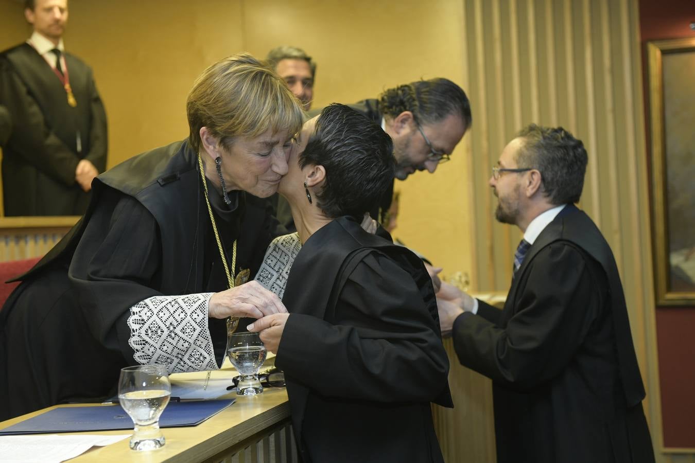 El decano del Colegio de Abogados, Javier Garicano Añíbarro, recibió de manos de la presidenta del Consejo General de la Abogacía Española, Victoria Ortega, la Gran Cruz al Mérito en el Servicio de la Abogacía | Además, se impusieron 59 insignias de plata, y las de oro fueron para Ángel Sanz Velasco y Luis Lavín | El acto concluyó con un homenaje a Blanca Montes, fallecida en julio