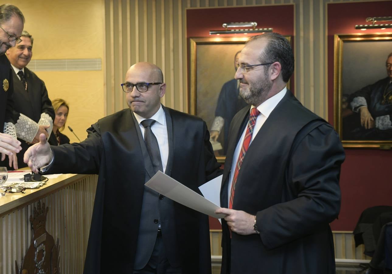 El decano del Colegio de Abogados, Javier Garicano Añíbarro, recibió de manos de la presidenta del Consejo General de la Abogacía Española, Victoria Ortega, la Gran Cruz al Mérito en el Servicio de la Abogacía | Además, se impusieron 59 insignias de plata, y las de oro fueron para Ángel Sanz Velasco y Luis Lavín | El acto concluyó con un homenaje a Blanca Montes, fallecida en julio