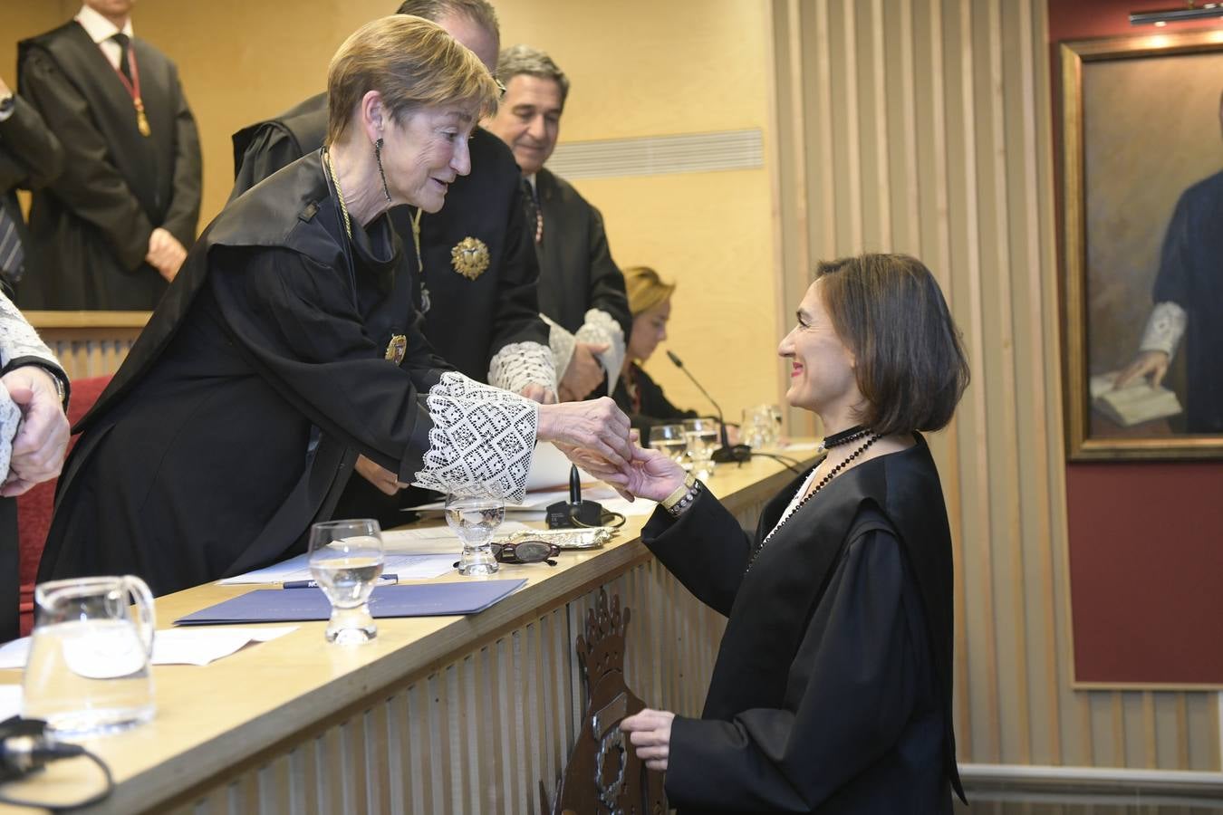 El decano del Colegio de Abogados, Javier Garicano Añíbarro, recibió de manos de la presidenta del Consejo General de la Abogacía Española, Victoria Ortega, la Gran Cruz al Mérito en el Servicio de la Abogacía | Además, se impusieron 59 insignias de plata, y las de oro fueron para Ángel Sanz Velasco y Luis Lavín | El acto concluyó con un homenaje a Blanca Montes, fallecida en julio