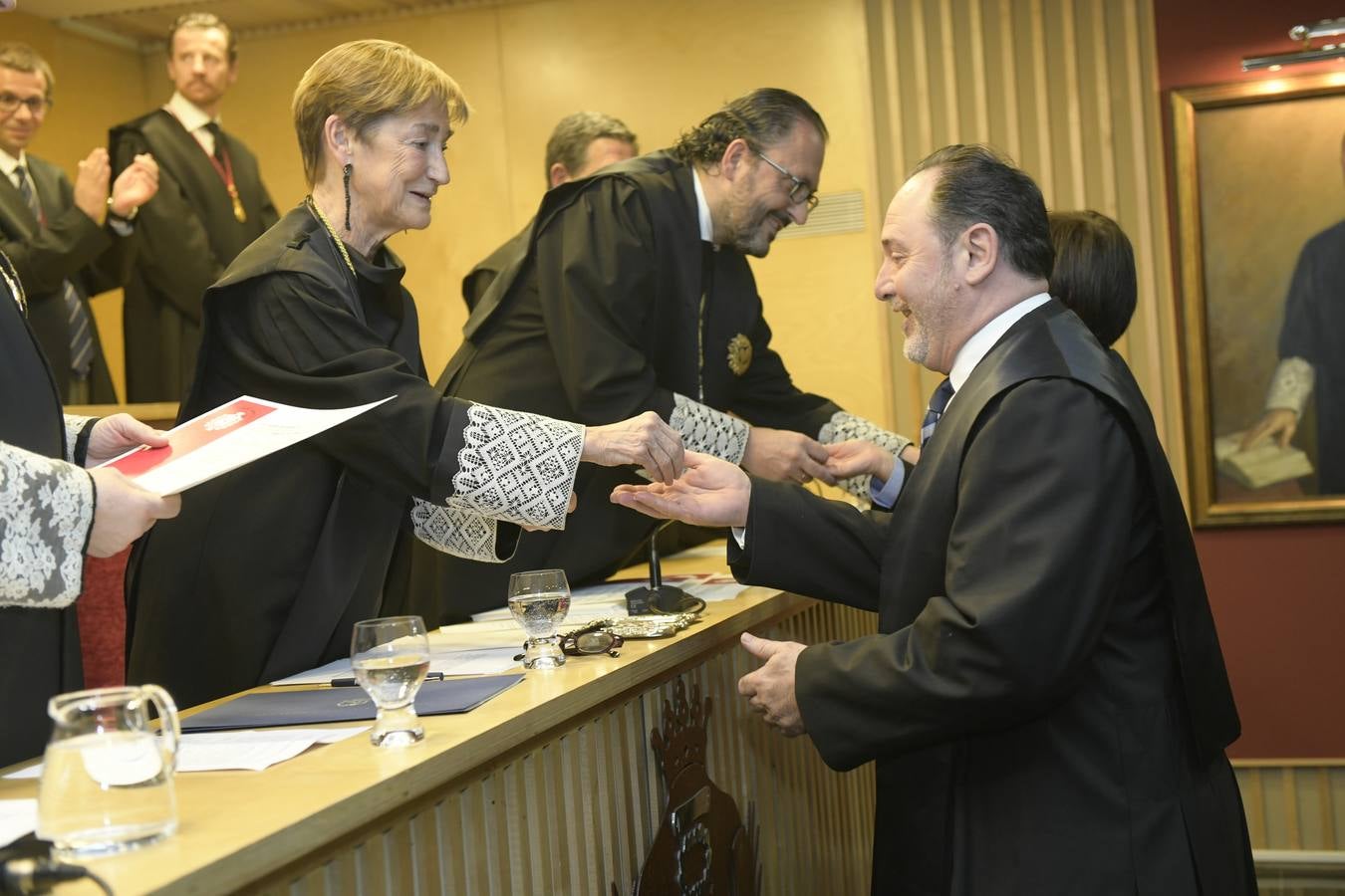 El decano del Colegio de Abogados, Javier Garicano Añíbarro, recibió de manos de la presidenta del Consejo General de la Abogacía Española, Victoria Ortega, la Gran Cruz al Mérito en el Servicio de la Abogacía | Además, se impusieron 59 insignias de plata, y las de oro fueron para Ángel Sanz Velasco y Luis Lavín | El acto concluyó con un homenaje a Blanca Montes, fallecida en julio