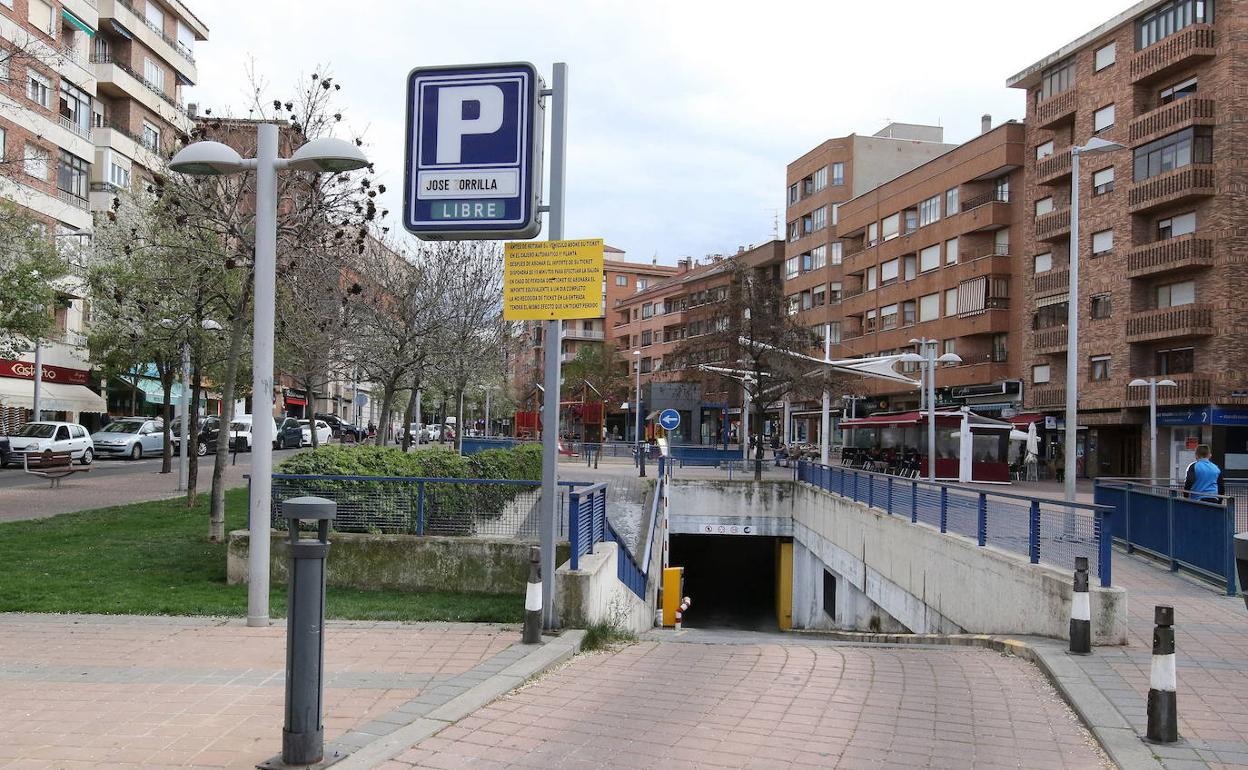 Entrada al aparcamiento subterráneo de José Zorrilla. 