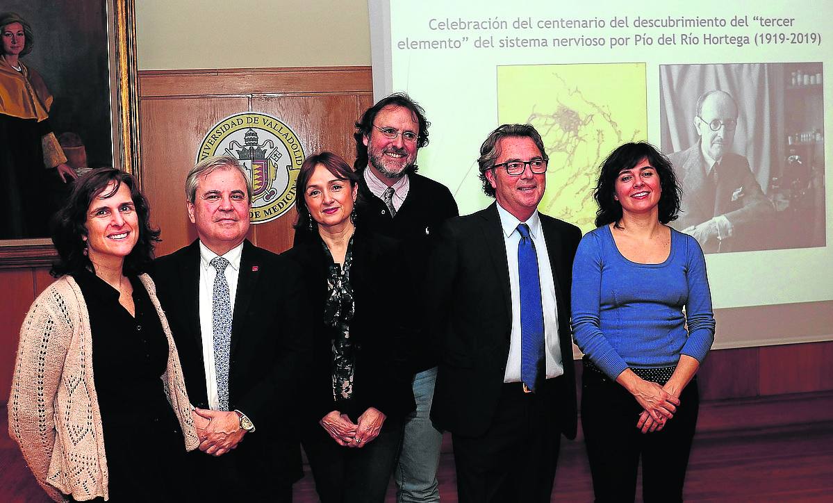 Juan del Río Hortega, descendiente del investigador (segundo por la derecha), junto a los ponentes y organizadores de las charlas con motivo del centenario que acogió la Facultad de Medicina.