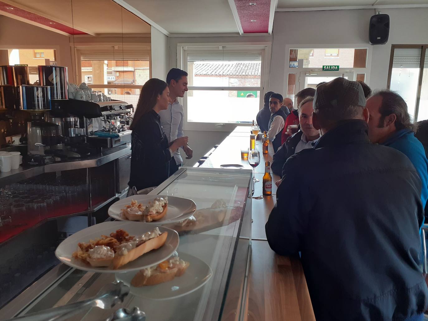 Vecinos y visitantes disfrutan de los pinchos del concurso de Villabrágima durante este fin de semana. 