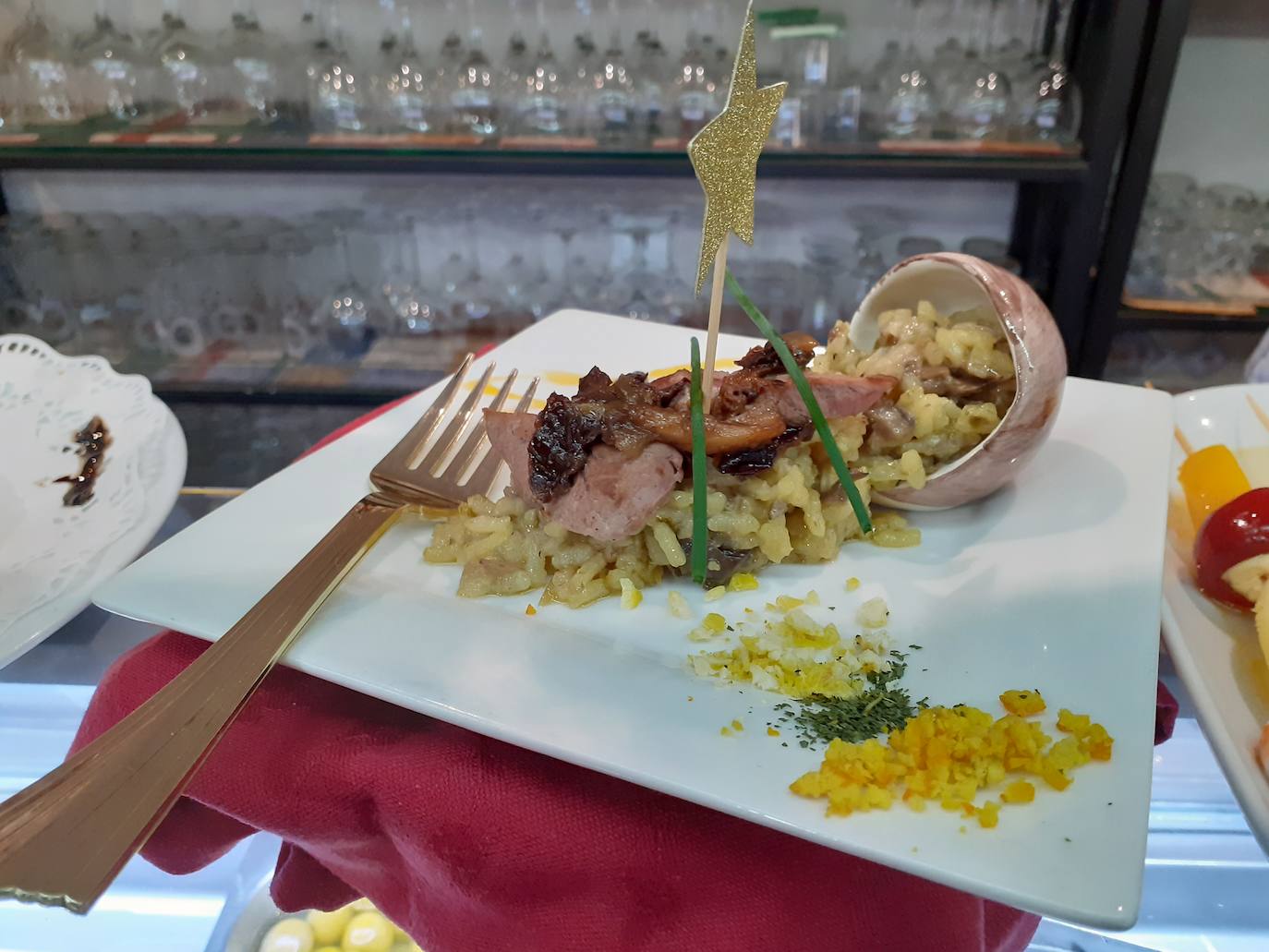Vecinos y visitantes disfrutan de los pinchos del concurso de Villabrágima durante este fin de semana. 