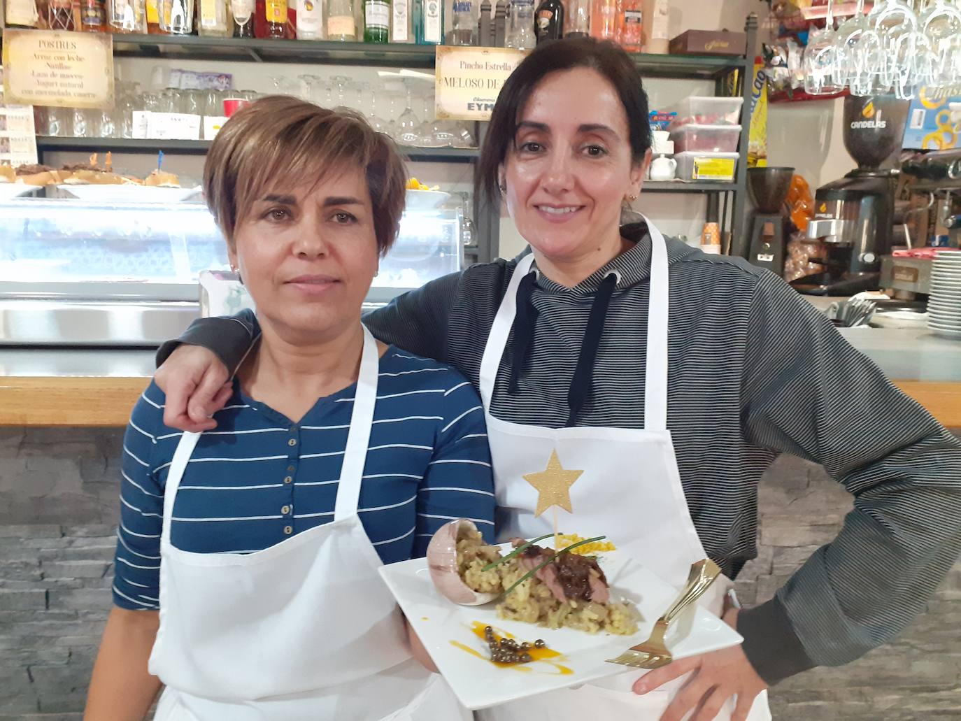 Vecinos y visitantes disfrutan de los pinchos del concurso de Villabrágima durante este fin de semana. 
