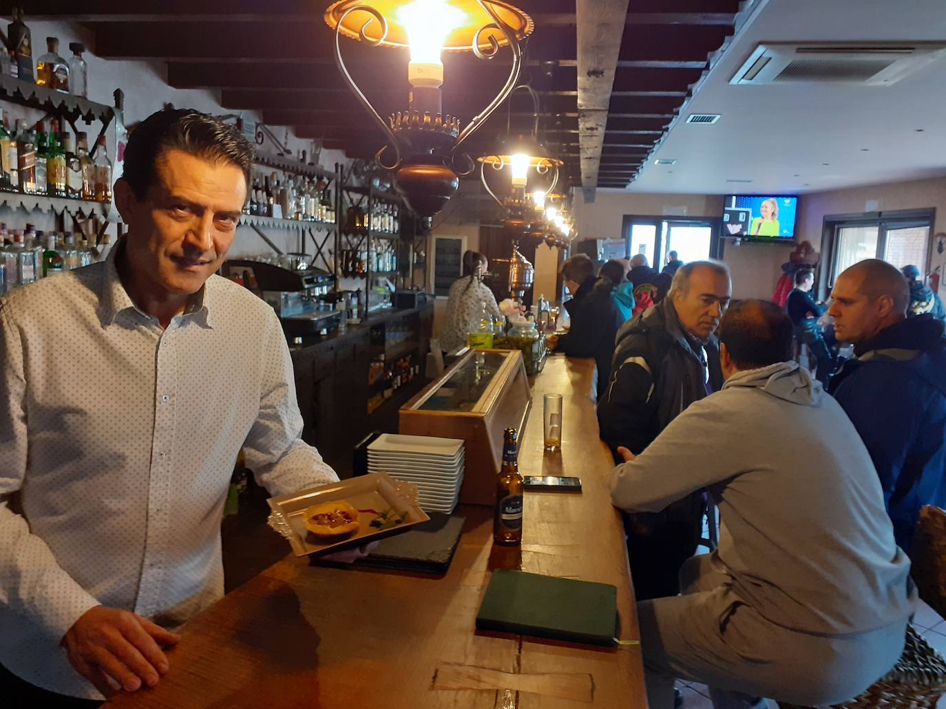 Vecinos y visitantes disfrutan de los pinchos del concurso de Villabrágima durante este fin de semana. 