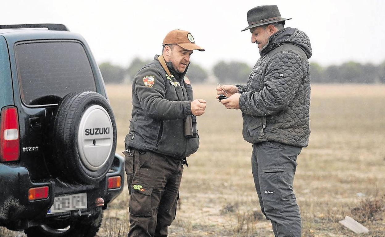 Un recolector enseña su permiso a un guarda micológico de Valladolid. 
