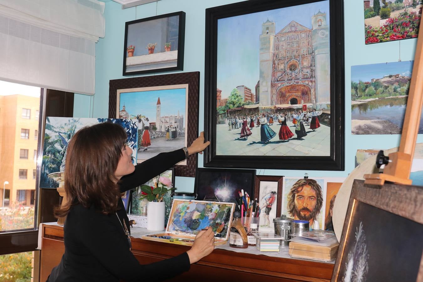 Miembro de la Unión Artística Vallisoletana, ha participado en exposiciones individuales y colectivas en centros cívicos, espacios creativos y certámenes y ha hecho del paisaje y el retrato su especialidad