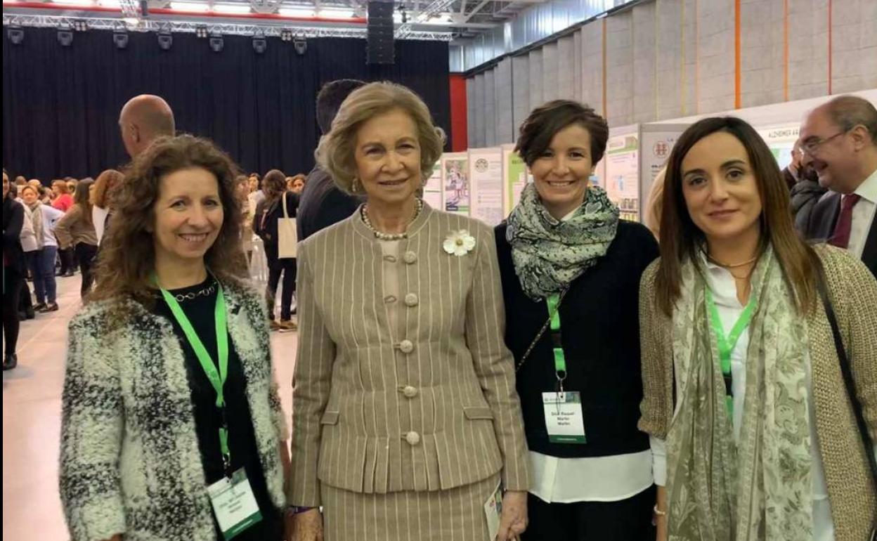 Tres de las delegadas de AFACI en el VIII Congreso Nacional de Alzheimer junto a la presidenta de honor de CEAFA, la Reina Emérita Doña Sofía. 