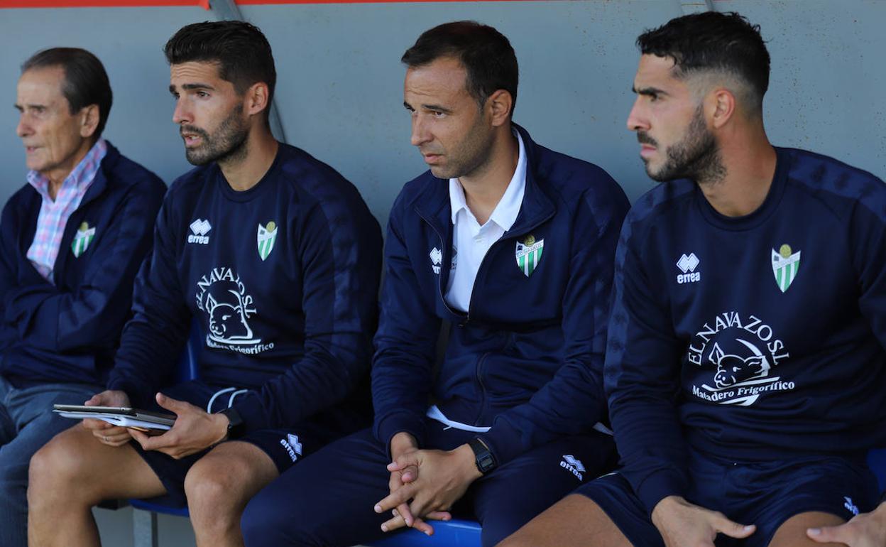 Ángel Sánchez, en el centro, en el banquillo chacinero. 