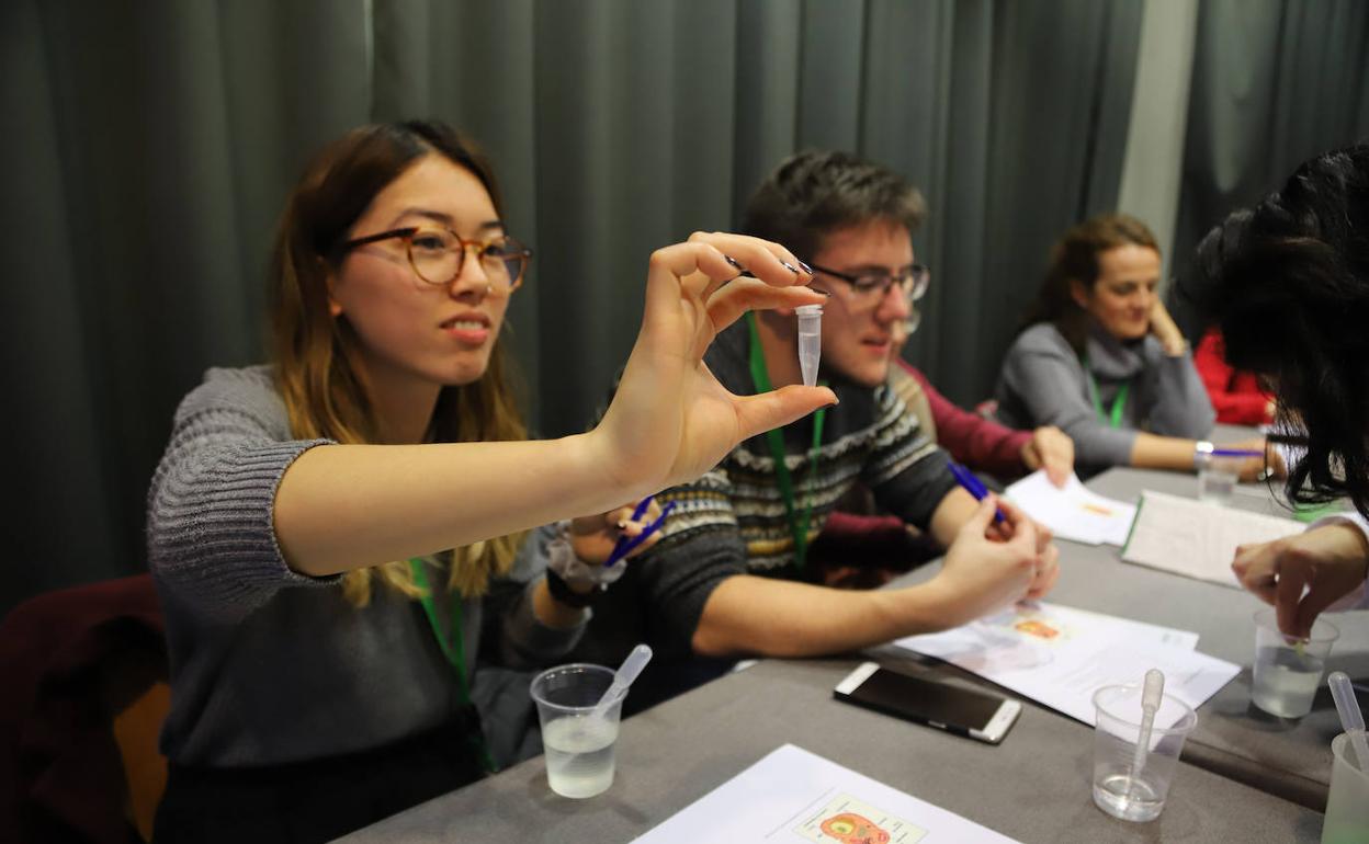 Participantes en uno de los talleres que se celebraron en el congreso de la AECC. 