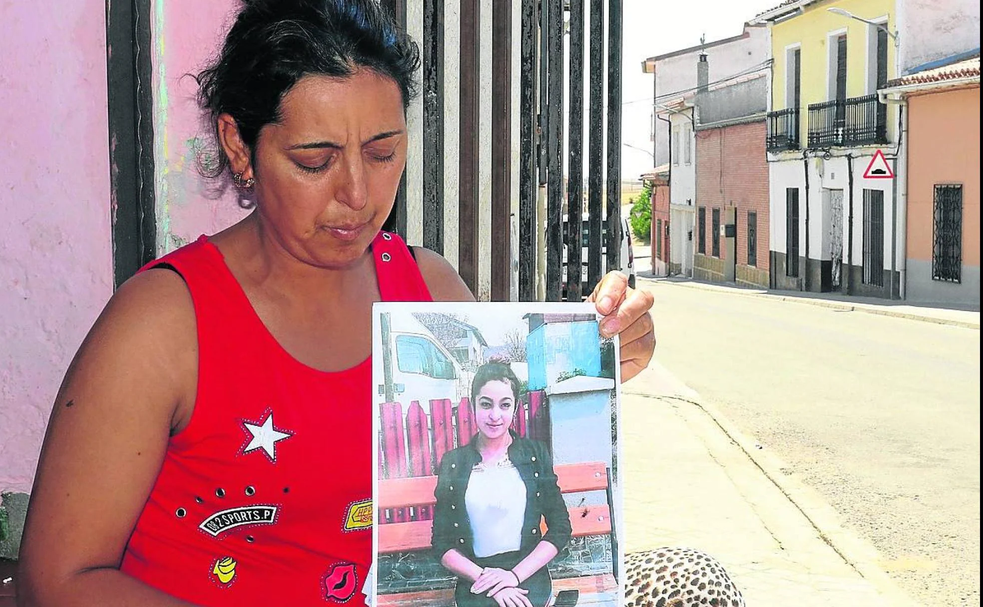 Blasbu Daniela, la madre de la menor desaparecida, sostiene una foto de su hija. 