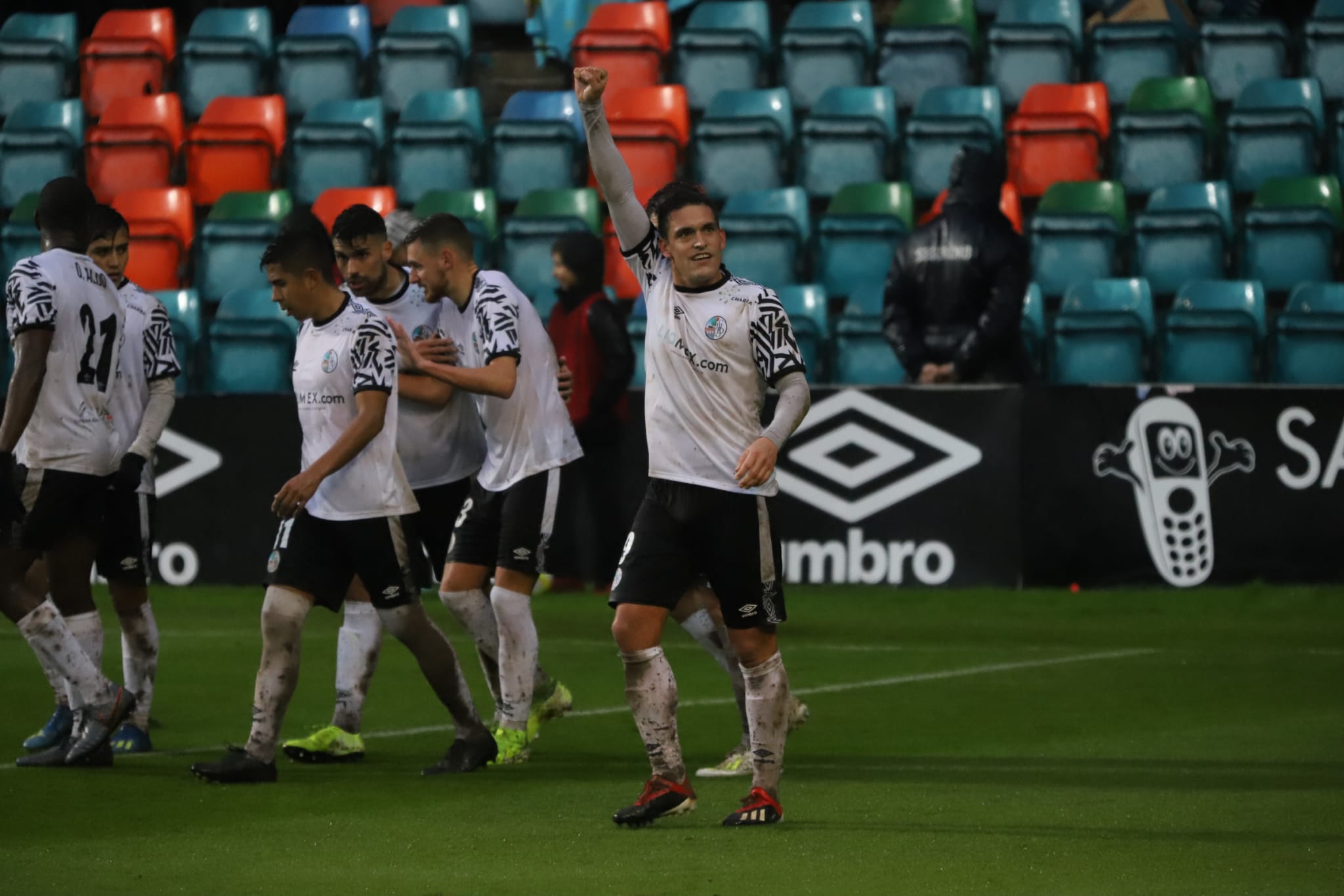 Ubis celebra su gol ante el Alavés B de penalti. 