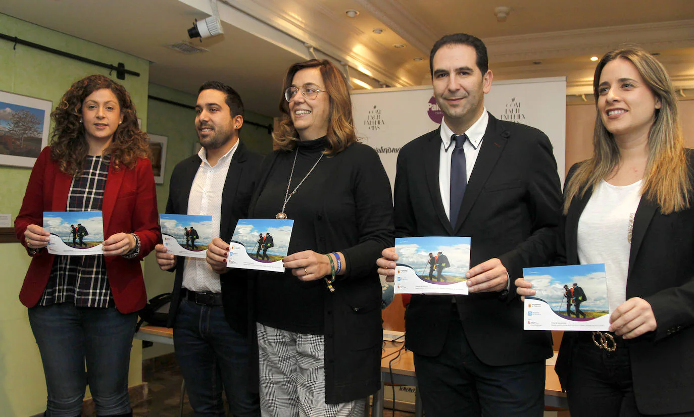 El alcalde Mario Simón, y la presidenta de la Diputación, Ángeles Armisén, acompañados por las responsables de Turismo de las dos instituciones, Laura Lombraña y Carolina Valbuena. 