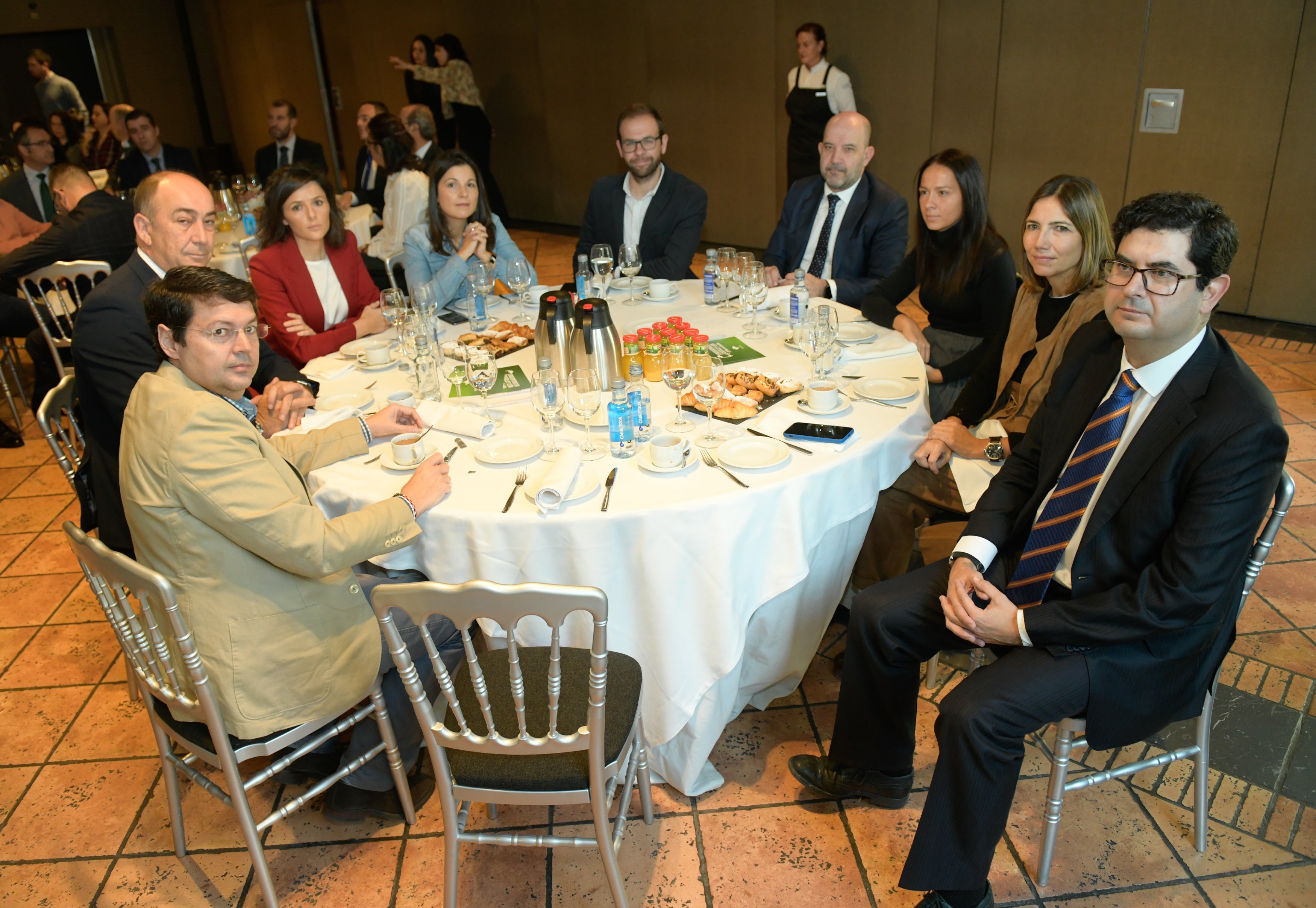 Alberto Orejas (Diputación de Segovia), Miguel Ángel de Vicente (presidente de la Diputación de Segovia), Sara Dueñas (vicepresidenta Diputación de Segovia), Soraya Mayo, Ricardo Pérez (gabinete Consejería de Sanidad), Carlos Muñoz de Luna (director de los hoteles Meliá y Trip), Sara Vela (comercial hoteles Meliá y Trip), Marta Mateo (El Norte de Castilla), Eduardo Estévez (Empresa Familiar Castilla y León). 