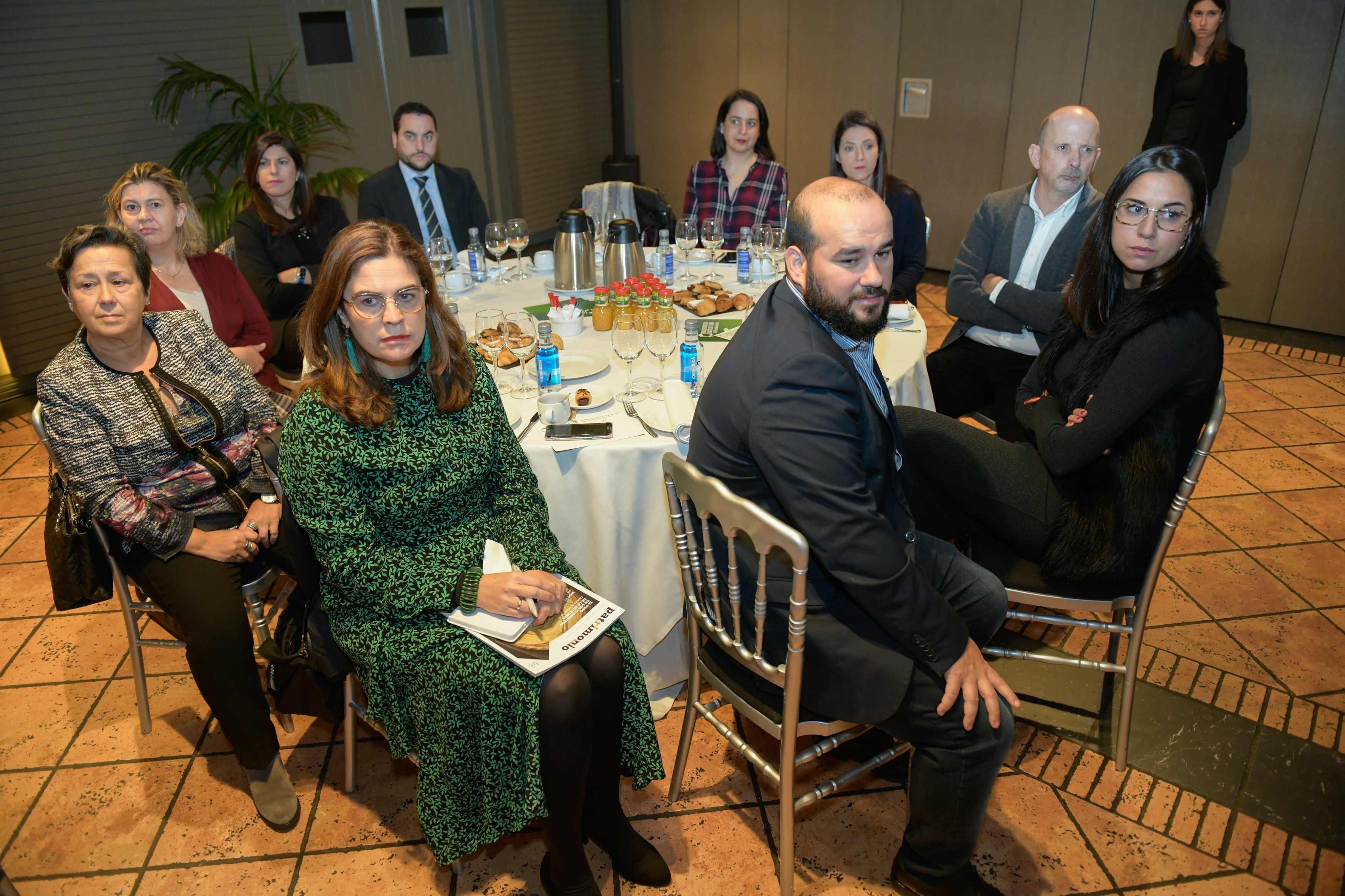 Lucía Garrote (directora Revista Patrimonio), Almudena Sandonís (gerente imprenta Maas), María de la Paz Hernández (Extrusiones Metálicas Europa SL), Ana María Calvo (Iberaval), Miguel Cano (Iberaval), Susana Cañizo (jefa de prensa de la Consejería de Familia), Natalia Martín (directora de comunicación de Cecale), Julio González (Fundación Cartif), Blanca Jiménez Cuadrillero (jefa de prensa de la consejería de presidencia), Marcos Pérez Sandonís (imprenta Maas).