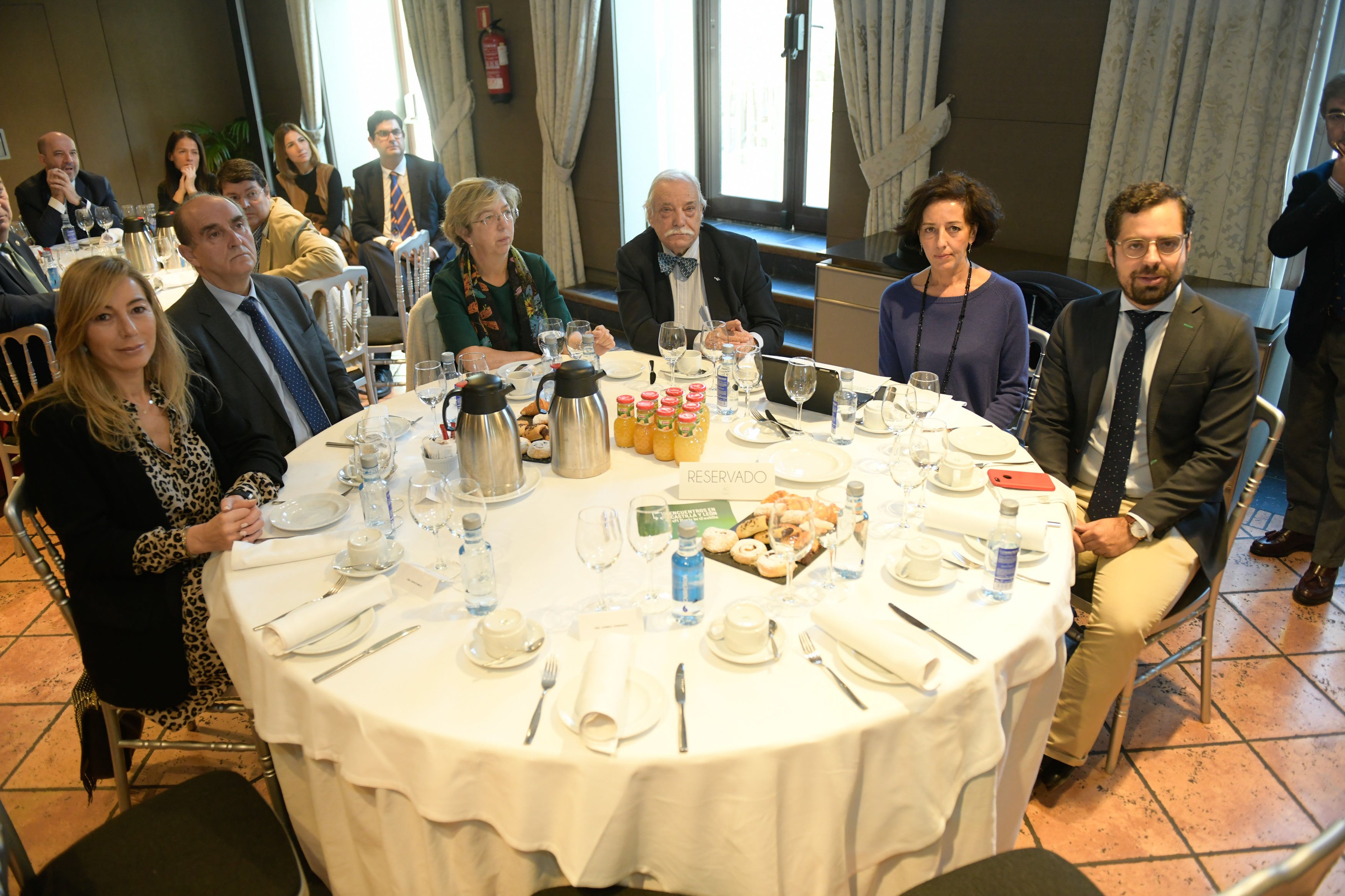Yolanda Barrientos (directora de León Noticias), Tomás Quintana (procurador del común de Castilla y León), Isabel Clavero (directora territorial de Icex), Juan Antonio Fernández (Bodega Liberalia), Mercedes Cantalapiedra (senadora electa), Eduardo Carazo (diputado electo Valladolid).