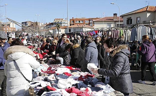 Mercadillo de los martes en el Paseo de la Julia. 