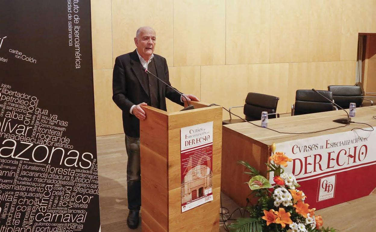 Manuel Alcántara imparte una conferencia en los Cursos de Especialización en Derecho.