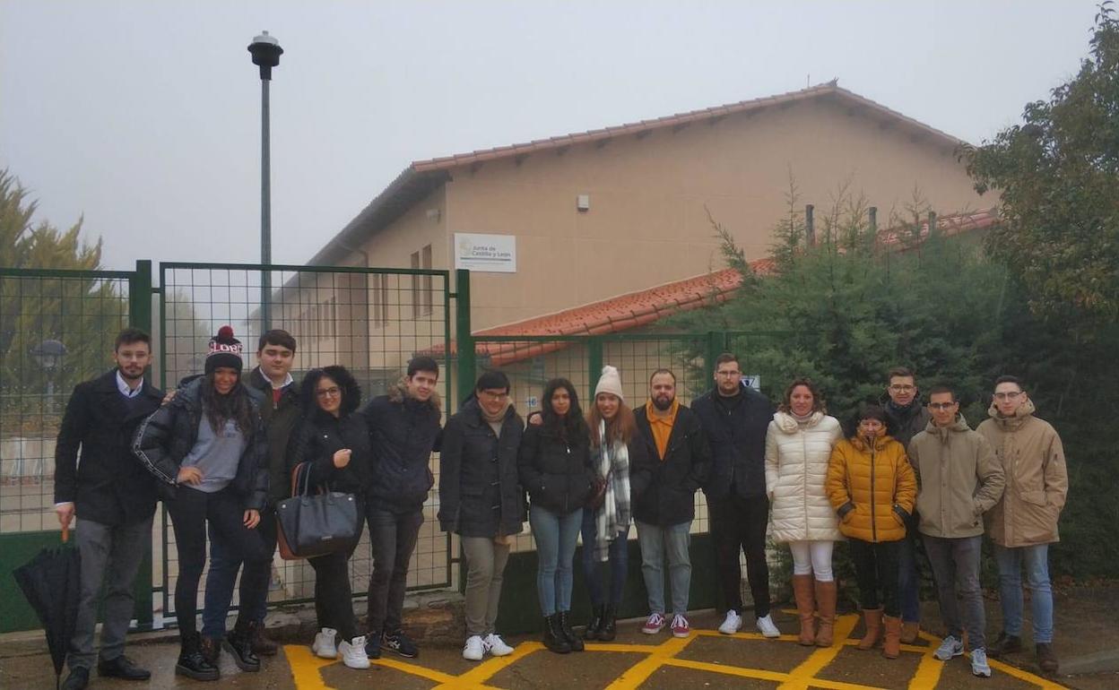 Los miembros de Juventudes Socialistas, ante el instituto de La Alberca.