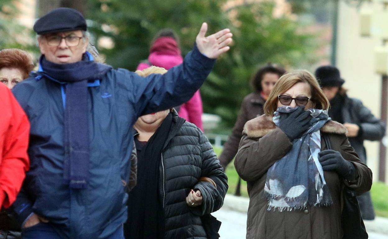 Visitantes se protegen del frío en la capital segoviana. 