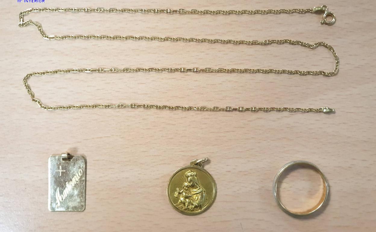 Alhajas que había sustraido la arrestada. 