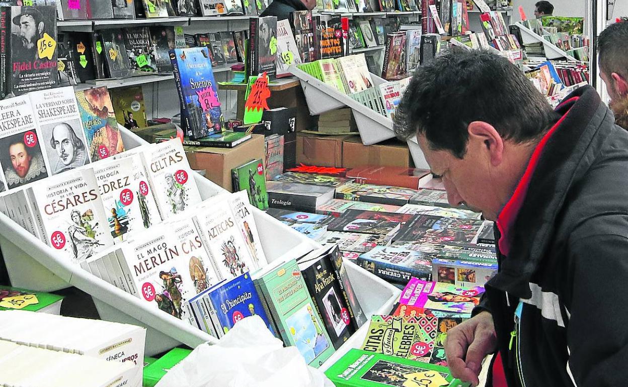 Una de las casetas de la Feria del Libro Antiguo, que terminó ayer. 