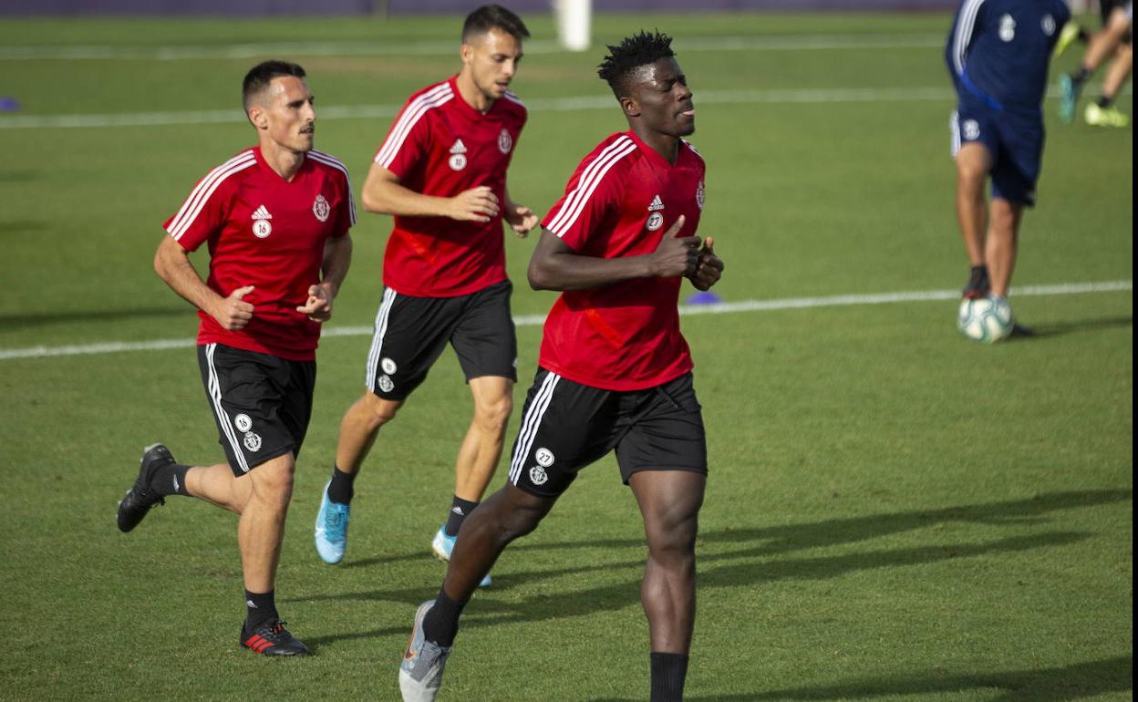 Salisu, a la derecha de la imagen, en un entrenamiento anterior.