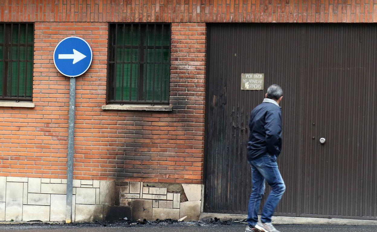 Fachada ennegrecida por el humo y el fuego que destruyó el pasado sábado por la noche una furgoneta en la calle San Cristóbal de Segovia. 