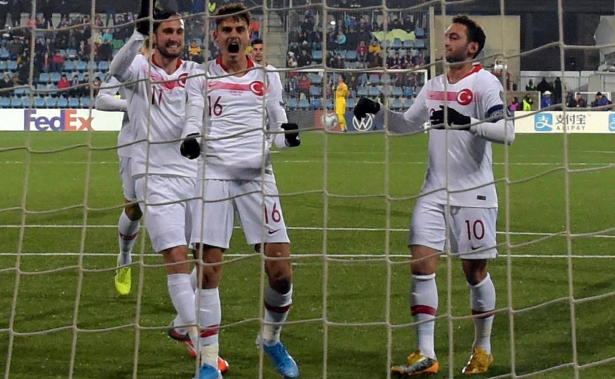 Enes Ünal, en el centro de la imagen, celebra uno de sus goles con Turquía. 