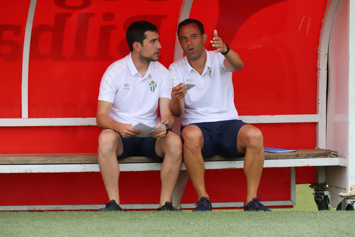 Ángel Sánchez conversa con su ayudante Dani Romo. 