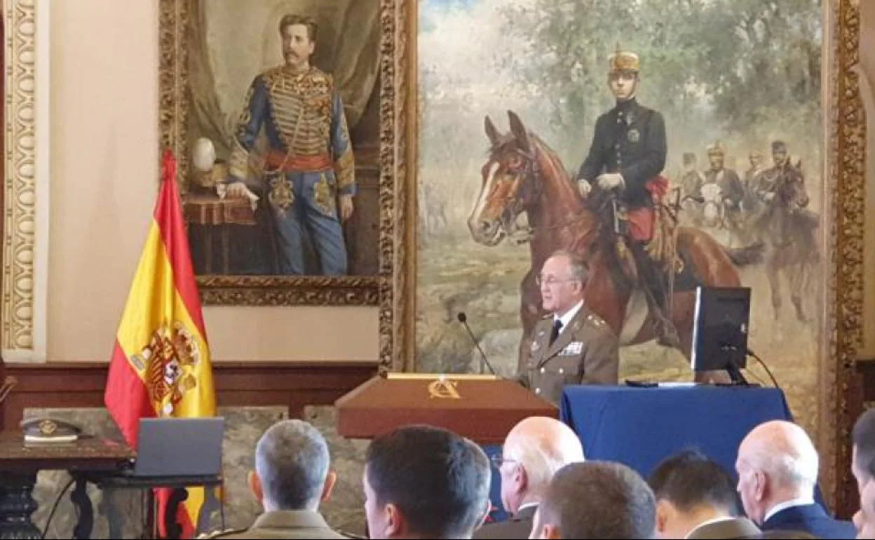 El general Manuel Romero durante su conferencia en la Academia de Caballería. 