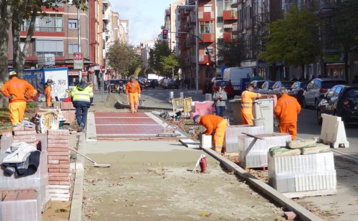 Los operarios comenzaron ayer a adoquinar la acera en el primer tramo de la calle Arca Real. 