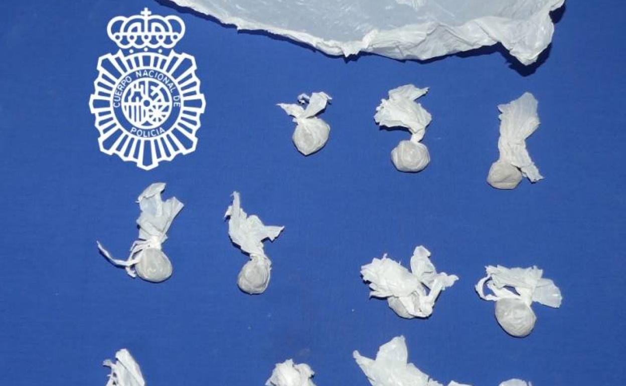 Algunas de las bolsas decomisadas por los agentes.