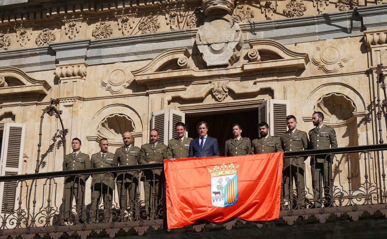 Los militares y el alcalde, en el balcón del Ayuntamiento 