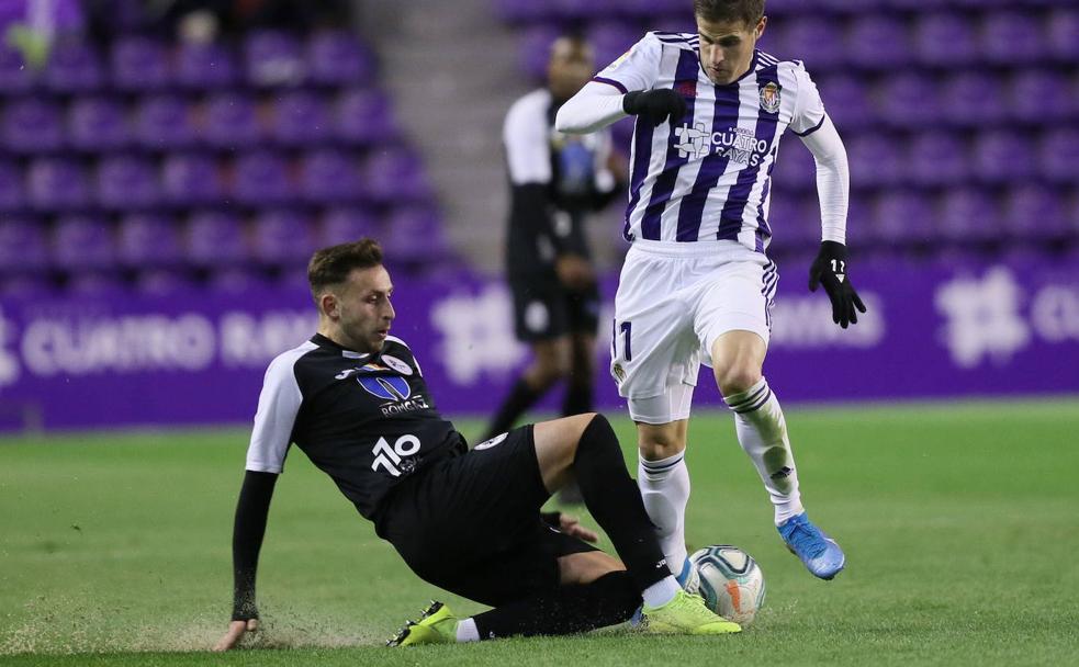 Un jugador del Gaz Metan va al suelo el pasado jueves en Zorrilla llevándose consigo parte del césped y levantando arena.