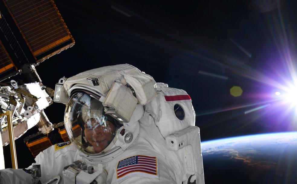 La astronauta Anne McClain, durante un paseo espacial.