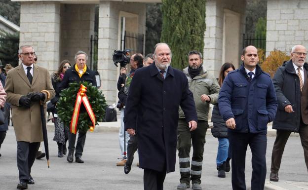 Juan Chicharro, presidente de la Fundación Francisco Franco, a su llegada al camposanto de El Pardo.