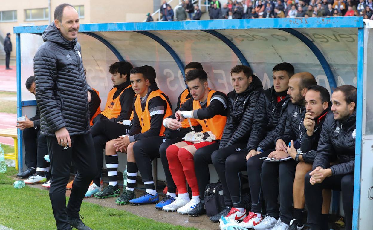 Luaces, junto a su cuerpo técnico. 