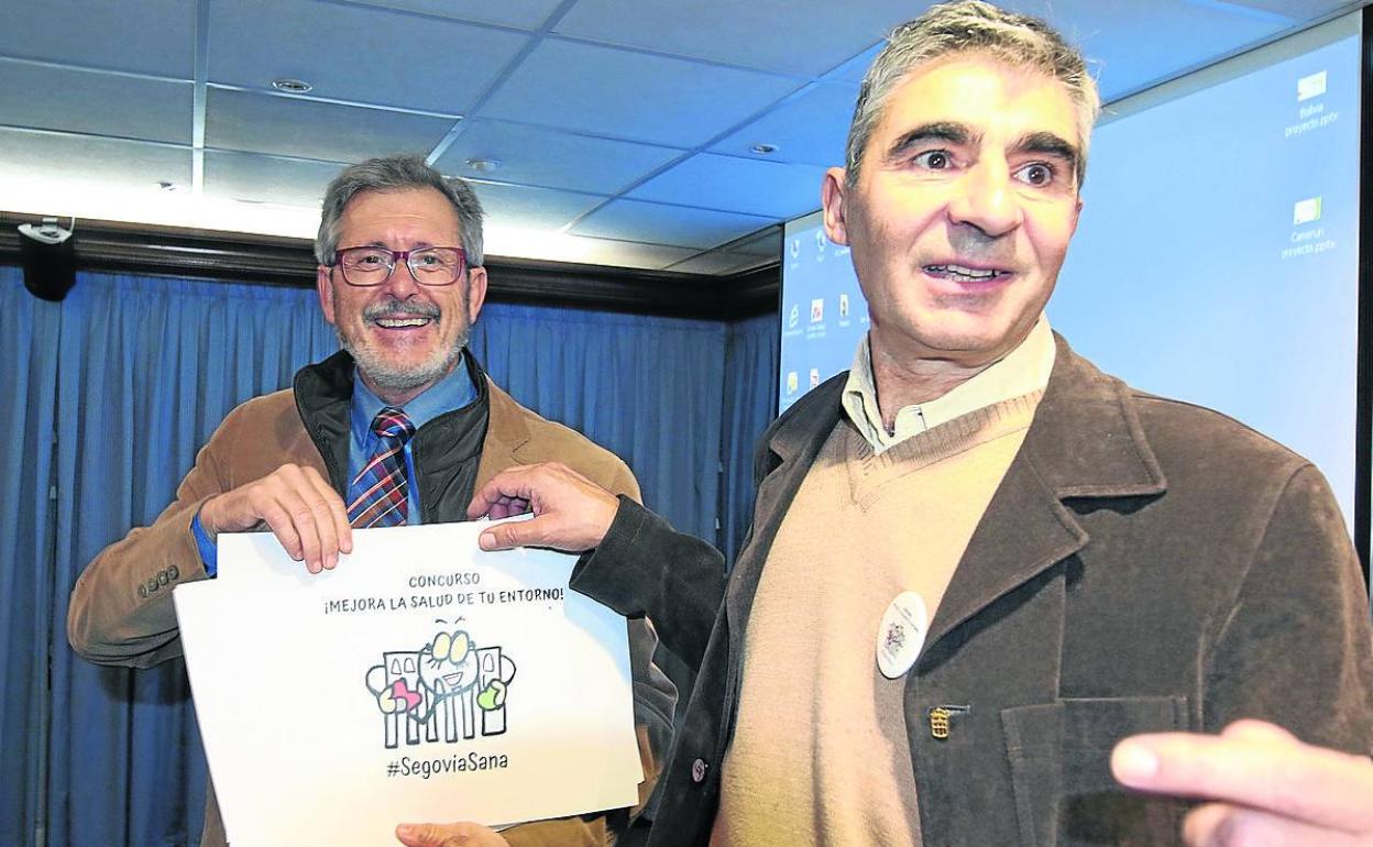 Juanma Garrote y Javier Tejedor muestran el cartel del concurso. 